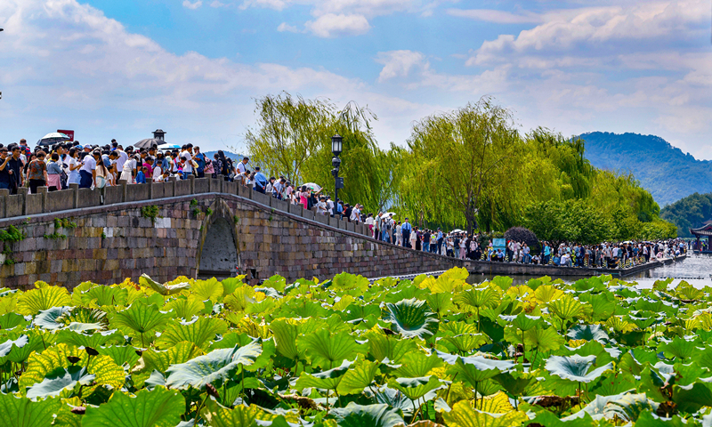 2024年10月4日，杭州西湖景區(qū)迎來國慶假期旅游高峰。