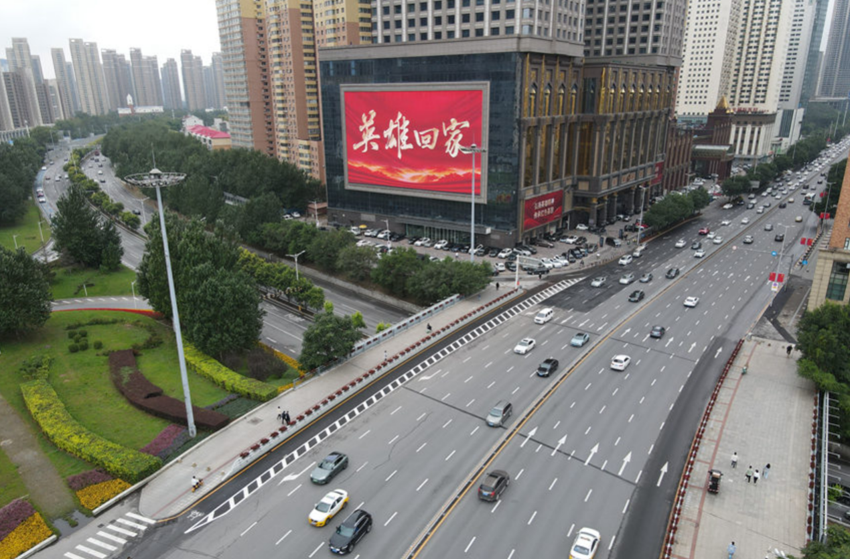 2022年烈士遺骸回國(guó)前夕，沈陽(yáng)主要街路大屏滾動(dòng)播放“英雄回家”標(biāo)語(yǔ)。人民網(wǎng)記者 邱宇哲攝（無(wú)人機(jī)照片）。
