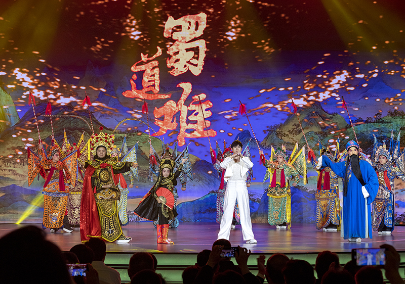2023年10月13日，成都，“把青春華章寫在祖國大地上”大思政課網(wǎng)絡(luò)主題宣傳和互動引導(dǎo)活動在四川大學(xué)舉行。