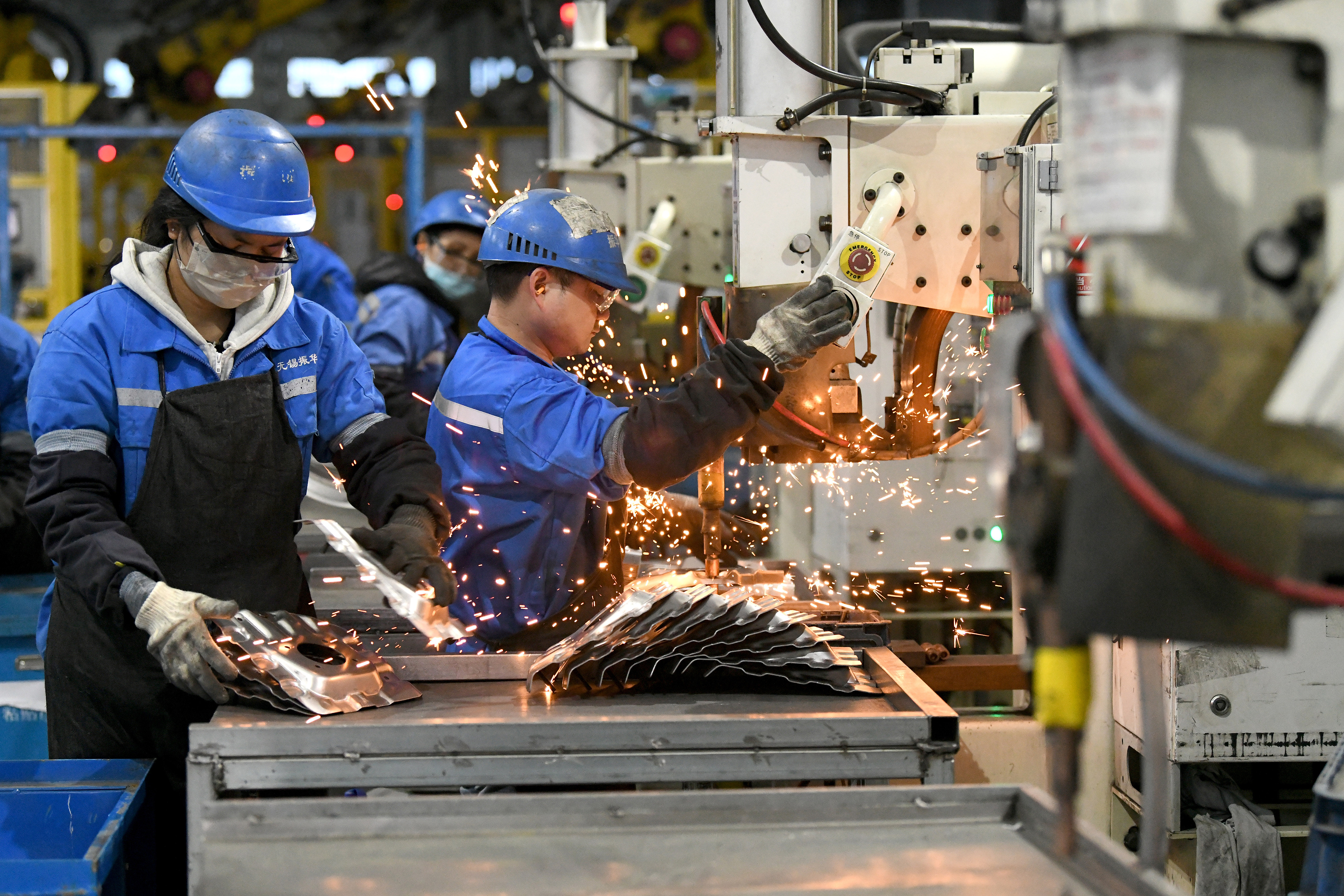 2023年2月7日，福建省寧德市蕉城區(qū)一家汽車零部件生產(chǎn)企業(yè)的生產(chǎn)線上一派繁忙景象。