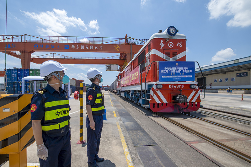 2022年6月29日，浙江金華，中老鐵路國際貨運列車浙江號“鐵路快通”首趟專列經(jīng)海關(guān)監(jiān)管后，從浙江省鐵路金華南站鳴笛啟程，經(jīng)磨憨口岸駛向老撾萬象。
