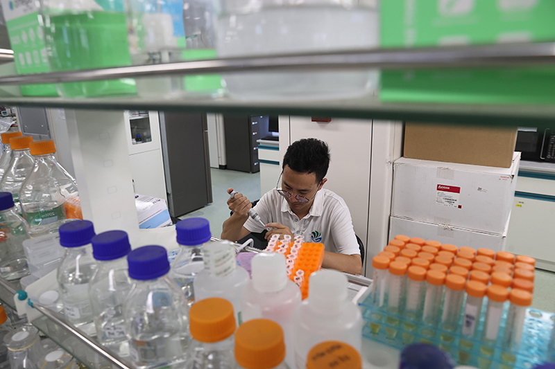 在三亞崖州灣科技城，一名青年科技工作者正在進(jìn)行科研工作。