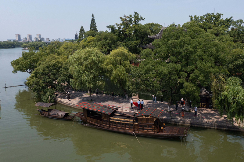 2022年7月27日，南湖紅船停靠在浙江省嘉興市南湖旅游區(qū)的湖心島旁。