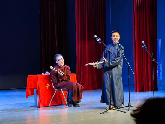 “介四嘛呀？介四相聲社啊”