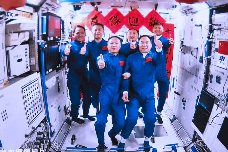 2023年5月30日，在北京航天飛行控制中心拍攝的神舟十五號(hào)航天員乘組與神舟十六號(hào)航天員乘組拍下“全家?！钡漠嬅?。
