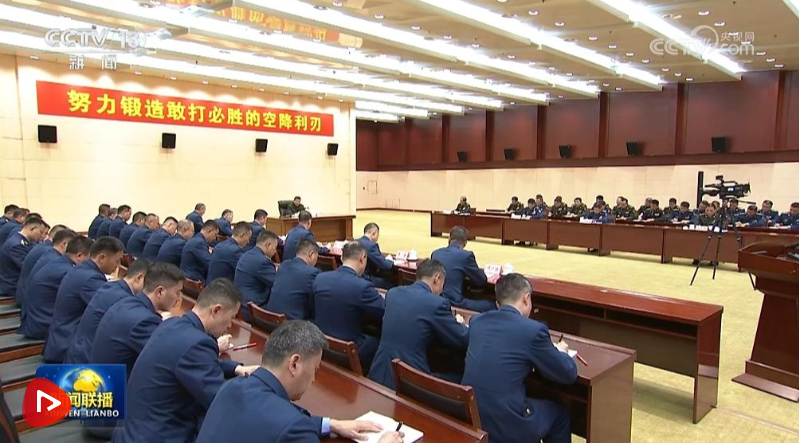 習(xí)近平在視察空降兵軍時(shí)強(qiáng)調(diào) 全面加強(qiáng)練兵備戰(zhàn) 提高空降作戰(zhàn)能力 努力建設(shè)一支…