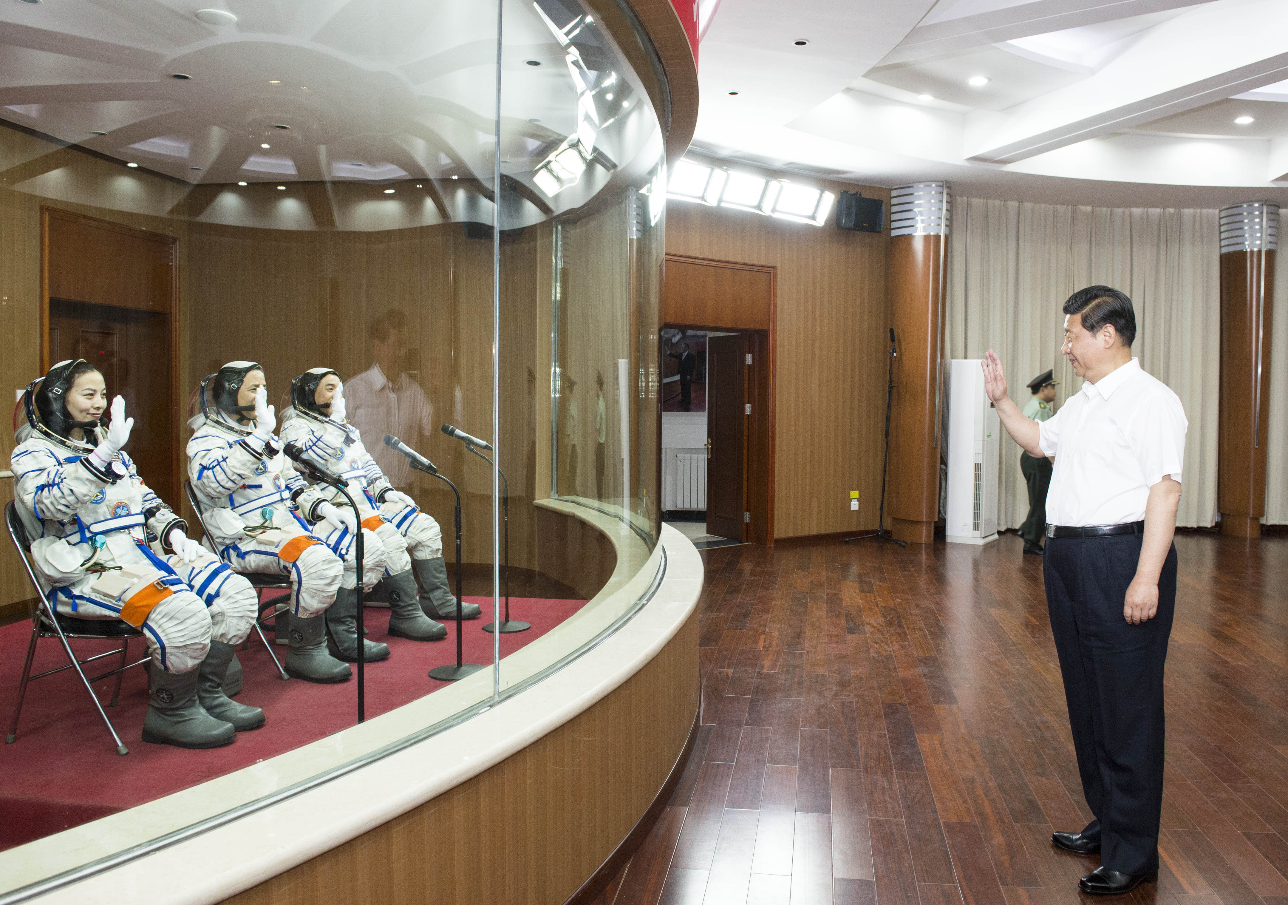 2013年6月11日，習(xí)近平總書記在酒泉衛(wèi)星發(fā)射中心觀看神舟十號(hào)載人飛船發(fā)射。這是習(xí)近平向即將出征的航天員聶海勝、張曉光、王亞平揮手致意。