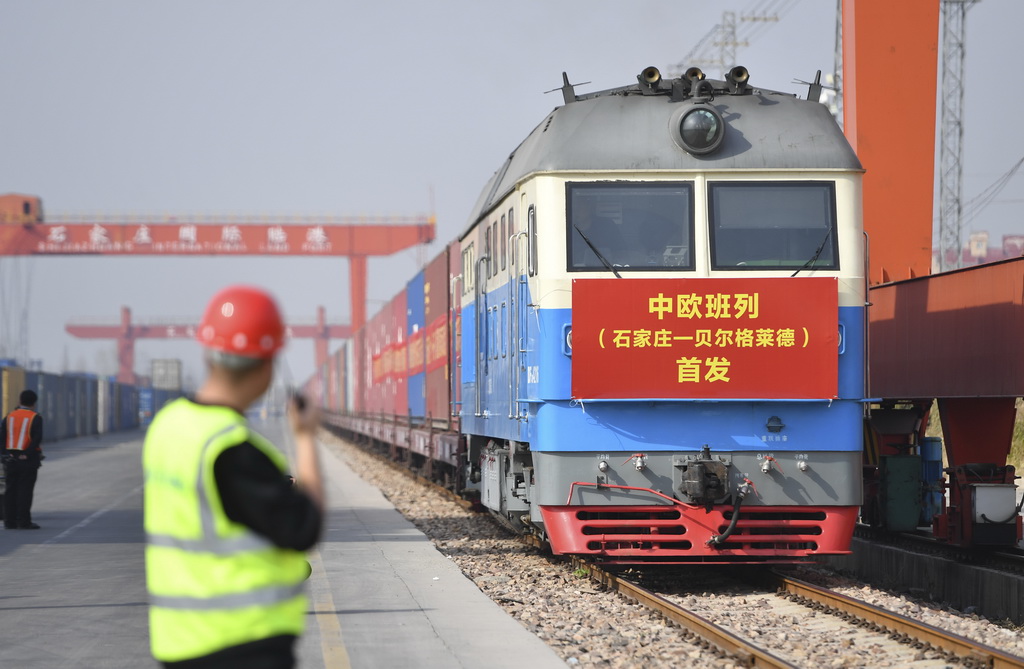 3月21日，滿載110個(gè)標(biāo)準(zhǔn)集裝箱貨物的中歐班列從石家莊國(guó)際陸港出發(fā)，駛往塞爾維亞共和國(guó)首都貝爾格萊德。新華社發(fā)（張曉峰攝）