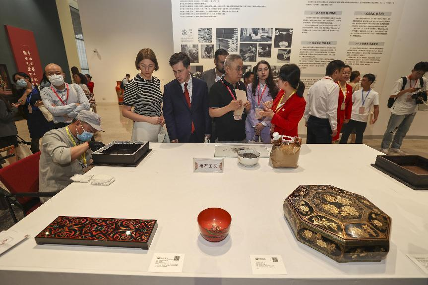 2023年5月28日，北京，推光漆器匠人為駐華使節(jié)展示技藝。