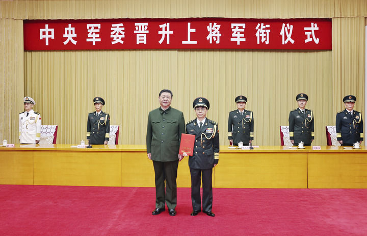 中央軍委舉行晉升上將軍銜儀式 習(xí)近平頒發(fā)命令狀并向晉銜的軍官表示祝賀
