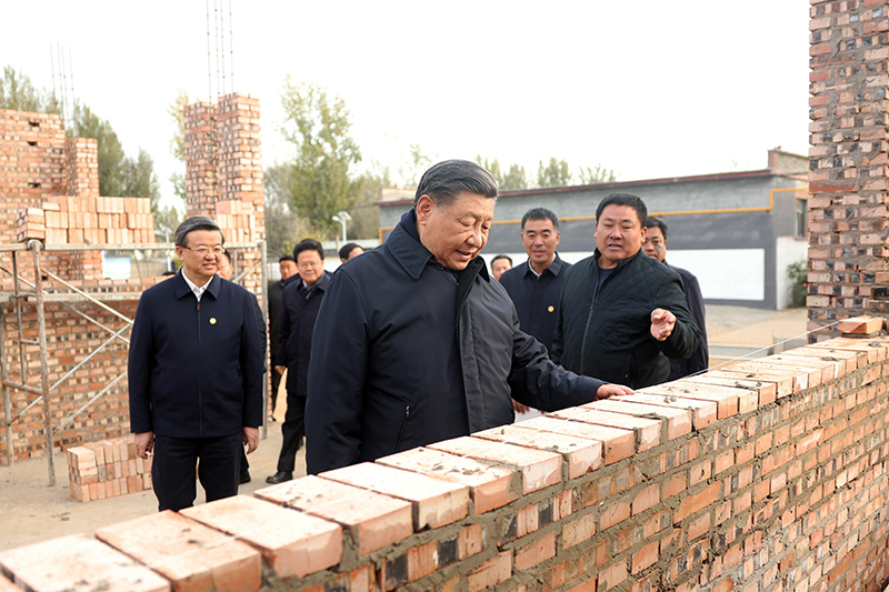 2023年11月10日，習(xí)近平總書記在河北保定涿州市刁窩鎮(zhèn)萬(wàn)全莊村房屋重建施工現(xiàn)場(chǎng)考察。