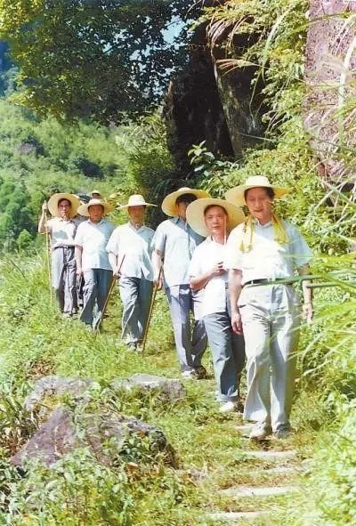 1989年7月，習(xí)近平在壽寧縣山村。