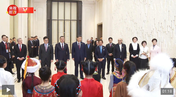習(xí)近平夫婦同國際貴賓共同欣賞少年兒童演唱《烏蘇里船歌》
