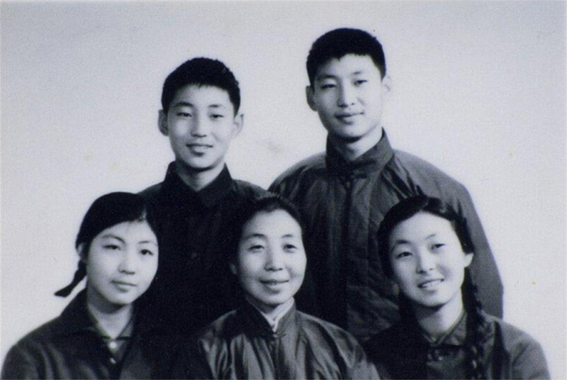 1972年冬，齊心和子女們。前排右起:齊橋橋、齊心、習(xí)安安。后排右起:習(xí)近平、習(xí)遠(yuǎn)平。