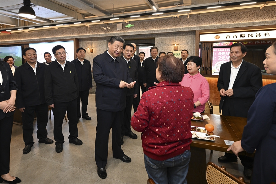 2024年4月22日下午，習近平在九龍坡區(qū)謝家灣街道民主村社區(qū)考察時，同正在社區(qū)食堂就餐的群眾親切交流。新華社記者 謝環(huán)馳 攝
