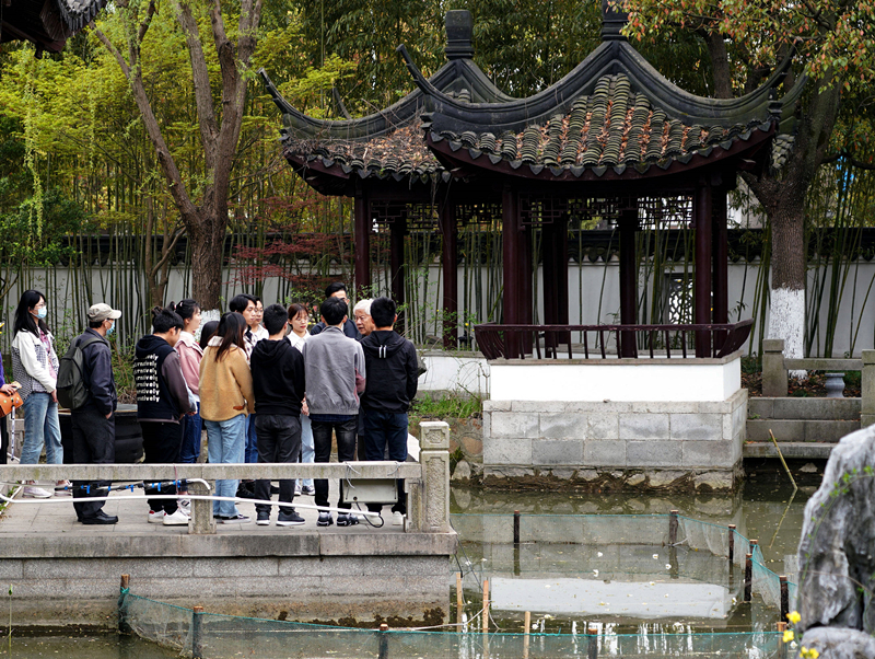 2021年3月30日，在上海交通大學(xué)南蘇園的“微型洱?！迸?，孔海南教授為學(xué)生們打造“沉浸式”思政課。