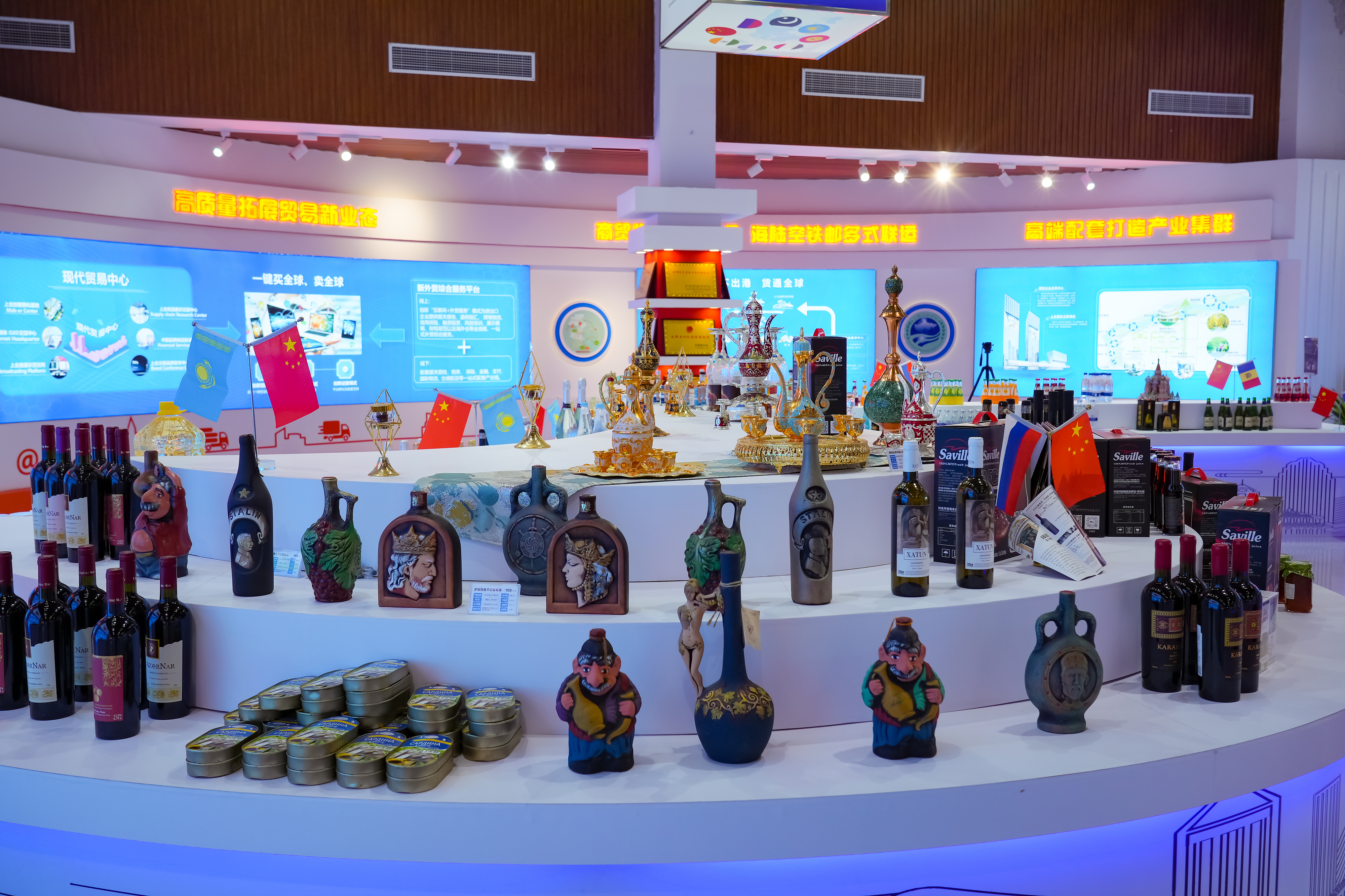 2022年10月19日，青島，上合示范區(qū)展出的上合國家特色商品。