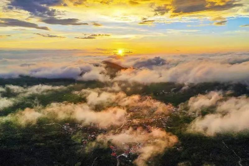 圖為云霧繚繞的軍營村，群山盡翠，紅瓦掩映。廈門市委宣傳部供圖