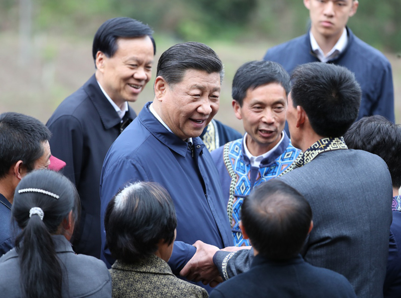 2019年4月15日至17日，中共中央總書(shū)記、國(guó)家主席、中央軍委主席習(xí)近平在重慶考察，并主持召開(kāi)解決“兩不愁三保障”突出問(wèn)題座談會(huì)。這是4月15日下午，習(xí)近平在石柱土家族自治縣中益鄉(xiāng)華溪村同村民親切交流。新華社記者 丁海濤 攝