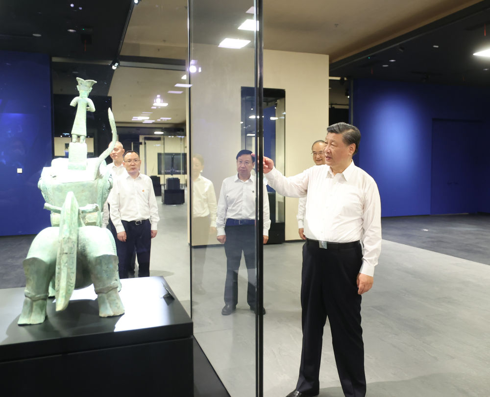 2023年7月26日，習(xí)近平總書記在四川省德陽(yáng)市考察了三星堆博物館，了解當(dāng)?shù)貧v史文化遺址發(fā)掘研究、文物保護(hù)修復(fù)等情況。