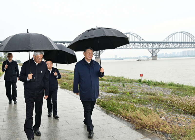 2023年10月10日，習(xí)近平在長江國家文化公園九江城區(qū)段考察時(shí)，冒雨沿江堤步行察看沿岸風(fēng)貌。