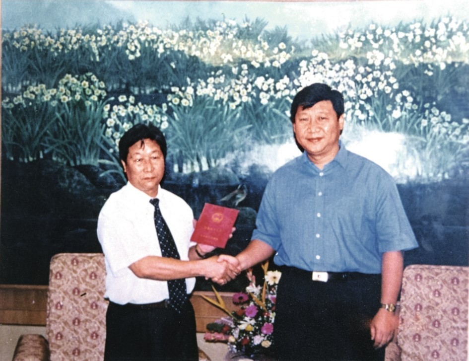 2000年7月，習(xí)近平為福建農(nóng)林大學(xué)教授林占熺頒發(fā)福建省政府“一等功”榮譽證書。圖源：《習(xí)近平在福建》（下）