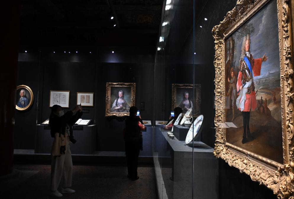 4月1日，作為中法文化旅游年的重要項目，“紫禁城與凡爾賽宮——17、18世紀的中法交往”展覽在故宮文華殿開幕。圖為觀眾當天參觀展覽。新華社記者 金良快 攝
