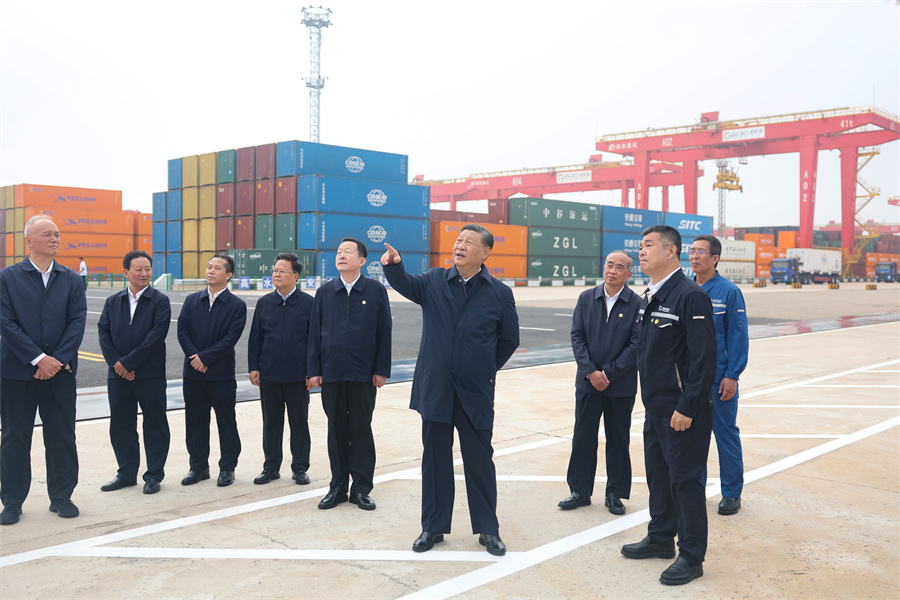 2024年5月22日至24日，中共中央總書記、國家主席、中央軍委主席習(xí)近平在山東考察。這是22日下午，習(xí)近平在日照港察看全自動化集裝箱碼頭作業(yè)場景。新華社記者 鞠鵬 攝