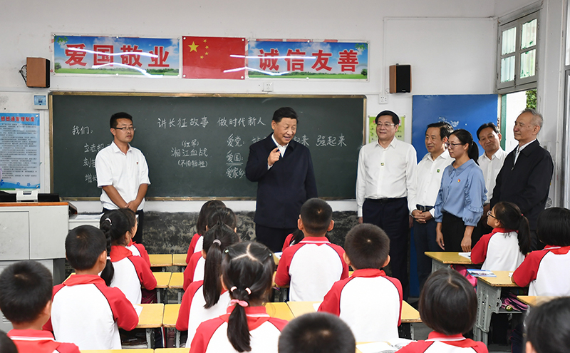 2020年9月16日，習(xí)近平總書記在湖南省郴州市汝城縣文明瑤族鄉(xiāng)第一片小學(xué)，同正在上思政課的同學(xué)們親切交流。