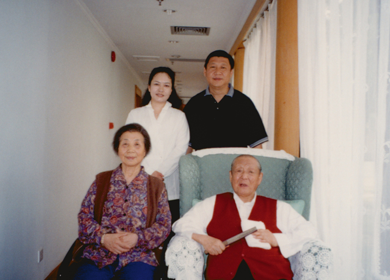 這是習(xí)近平、彭麗媛同習(xí)仲勛、齊心的合影。