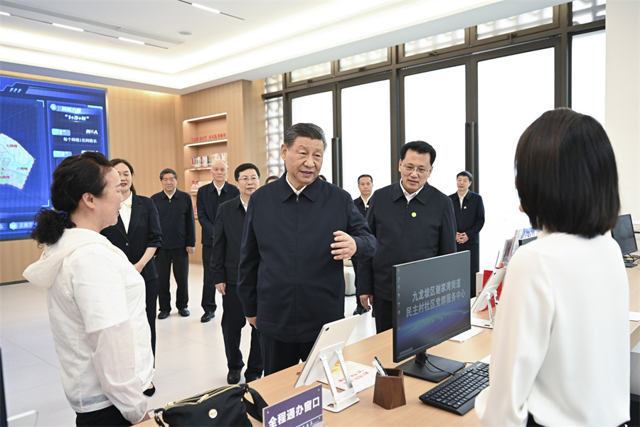 2024年4月22日至24日，中共中央總書記、國(guó)家主席、中央軍委主席習(xí)近平在重慶考察。這是22日下午，習(xí)近平在九龍坡區(qū)謝家灣街道民主村社區(qū)考察。新華社記者 謝環(huán)馳 攝