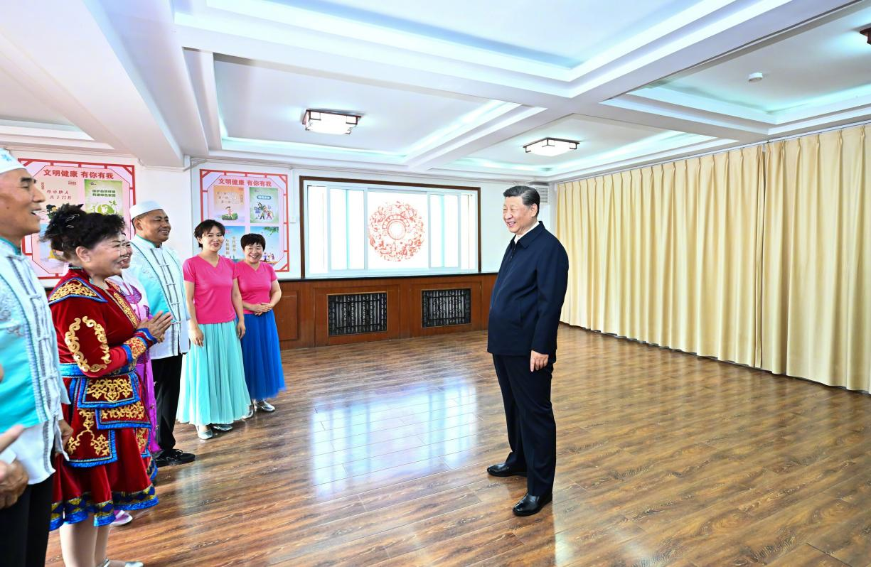 6月19日下午，習(xí)近平總書記在銀川市金鳳區(qū)長(zhǎng)城花園社區(qū)活動(dòng)室考察時(shí)，同社區(qū)居民親切交流。