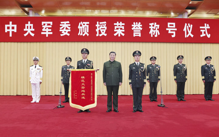 中央軍委舉行榮譽稱號頒授儀式 習(xí)近平向獲得榮譽稱號的單位頒授獎旗