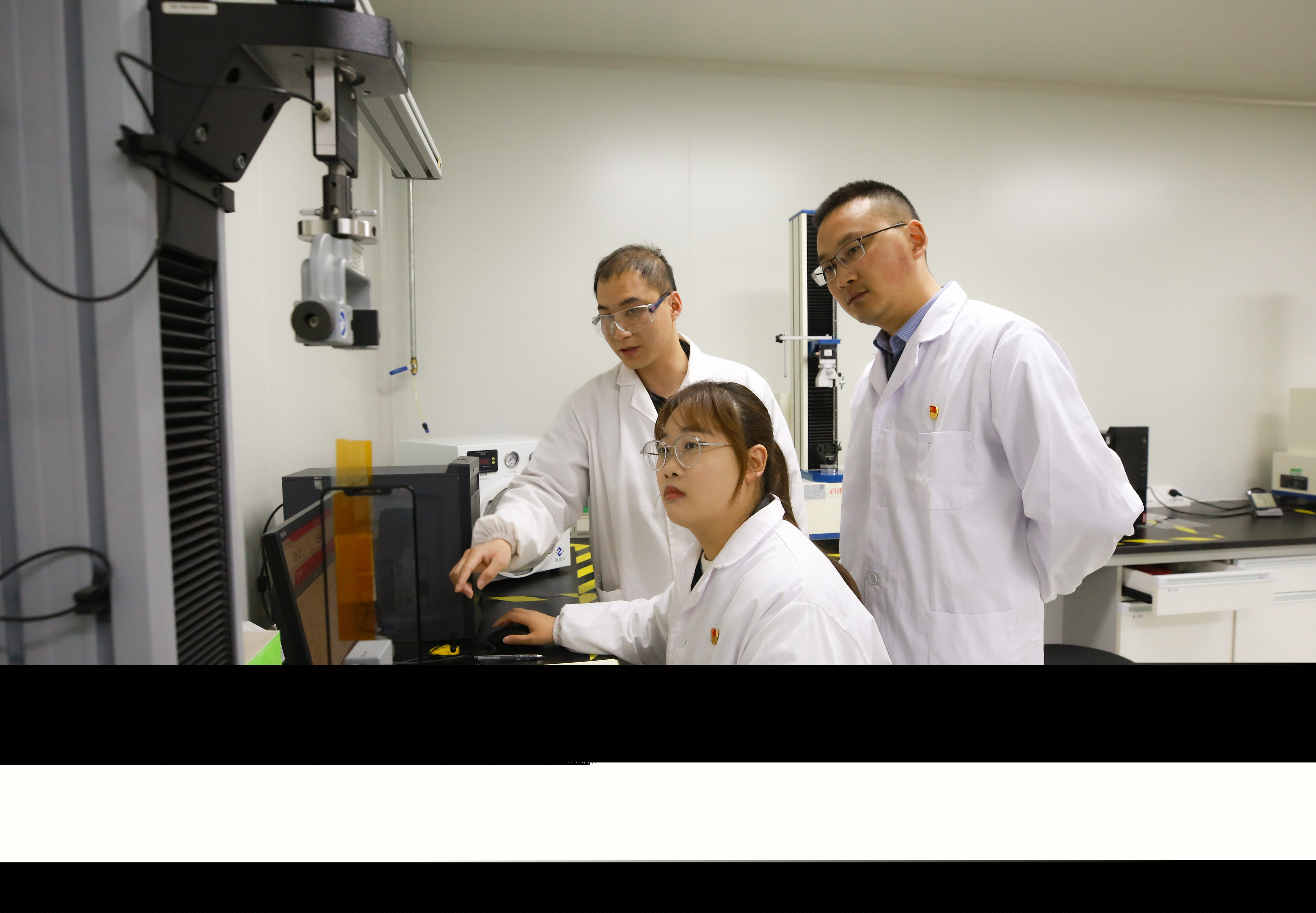 2024年3月18日，江蘇省宿遷市泗洪縣膜材料產(chǎn)業(yè)科研人員，正在開(kāi)展產(chǎn)品實(shí)驗(yàn)、檢測(cè)，做好科技攻關(guān)。