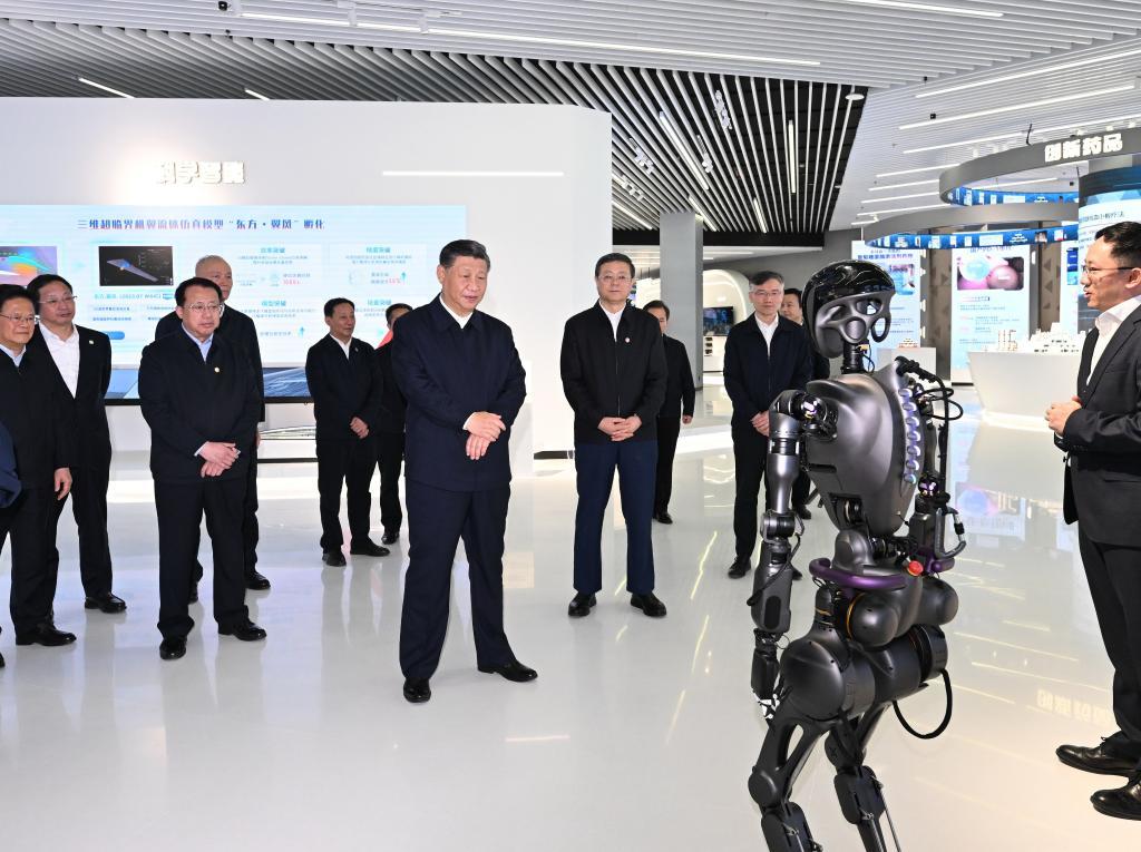 2023年11月28日下午，習(xí)近平在浦東新區(qū)張江科學(xué)城參觀上海科技創(chuàng)新成果展。新華社記者 謝環(huán)馳 攝