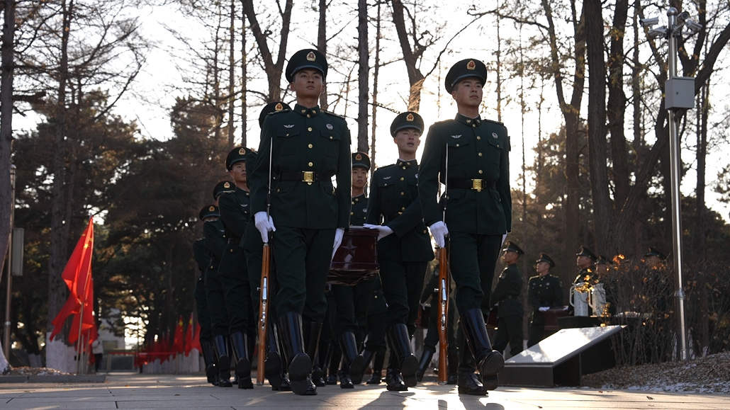 2023年11月18日，解放軍儀仗司禮大隊(duì)的禮兵在沈陽(yáng)抗美援朝烈士陵園訓(xùn)練。人民網(wǎng)記者 邱宇哲攝