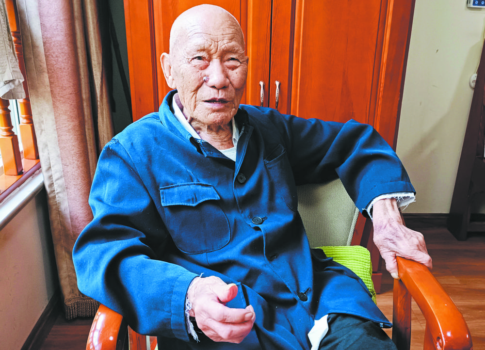 被子彈打穿手臂成歷史印記