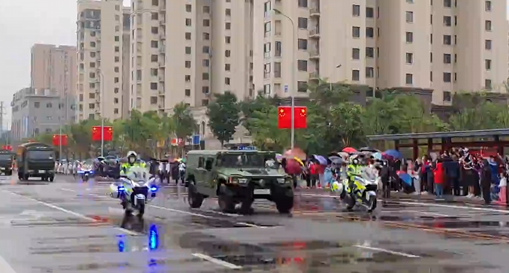 2022年9月16日，沈陽(yáng)市民自發(fā)走上街頭目送車隊(duì)。視頻截圖