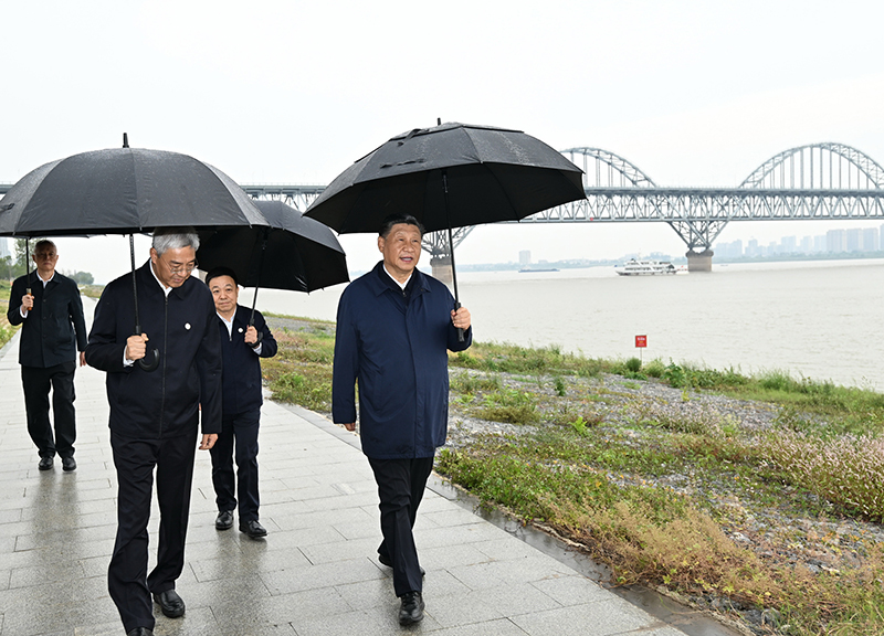 2023年10月10日，習(xí)近平總書記在江西省九江市長(zhǎng)江國(guó)家文化公園九江城區(qū)段考察時(shí)，冒雨沿江堤步行察看沿岸風(fēng)貌。