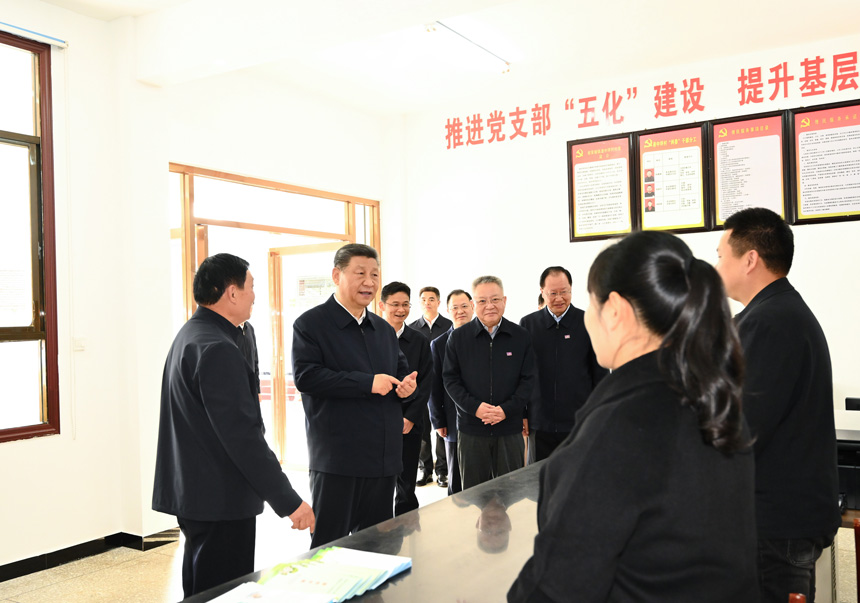 2024年3月18日至21日，中共中央總書記、國(guó)家主席、中央軍委主席習(xí)近平在湖南考察。這是19日下午，習(xí)近平在常德市鼎城區(qū)謝家鋪鎮(zhèn)港中坪村黨群服務(wù)中心了解當(dāng)?shù)貫榛鶎訙p負(fù)、提升基層治理效能等情況。新華社記者 燕雁 攝