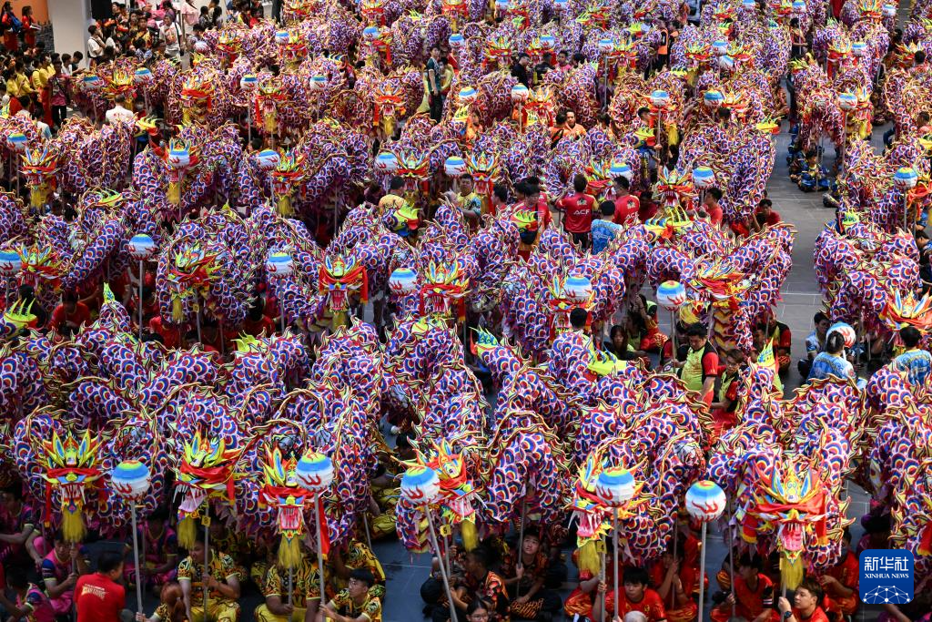 馬來西亞：舞龍迎農(nóng)歷春節(jié)