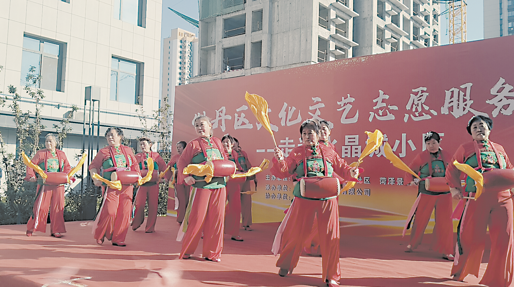 小區(qū)里來了“文藝演出隊”