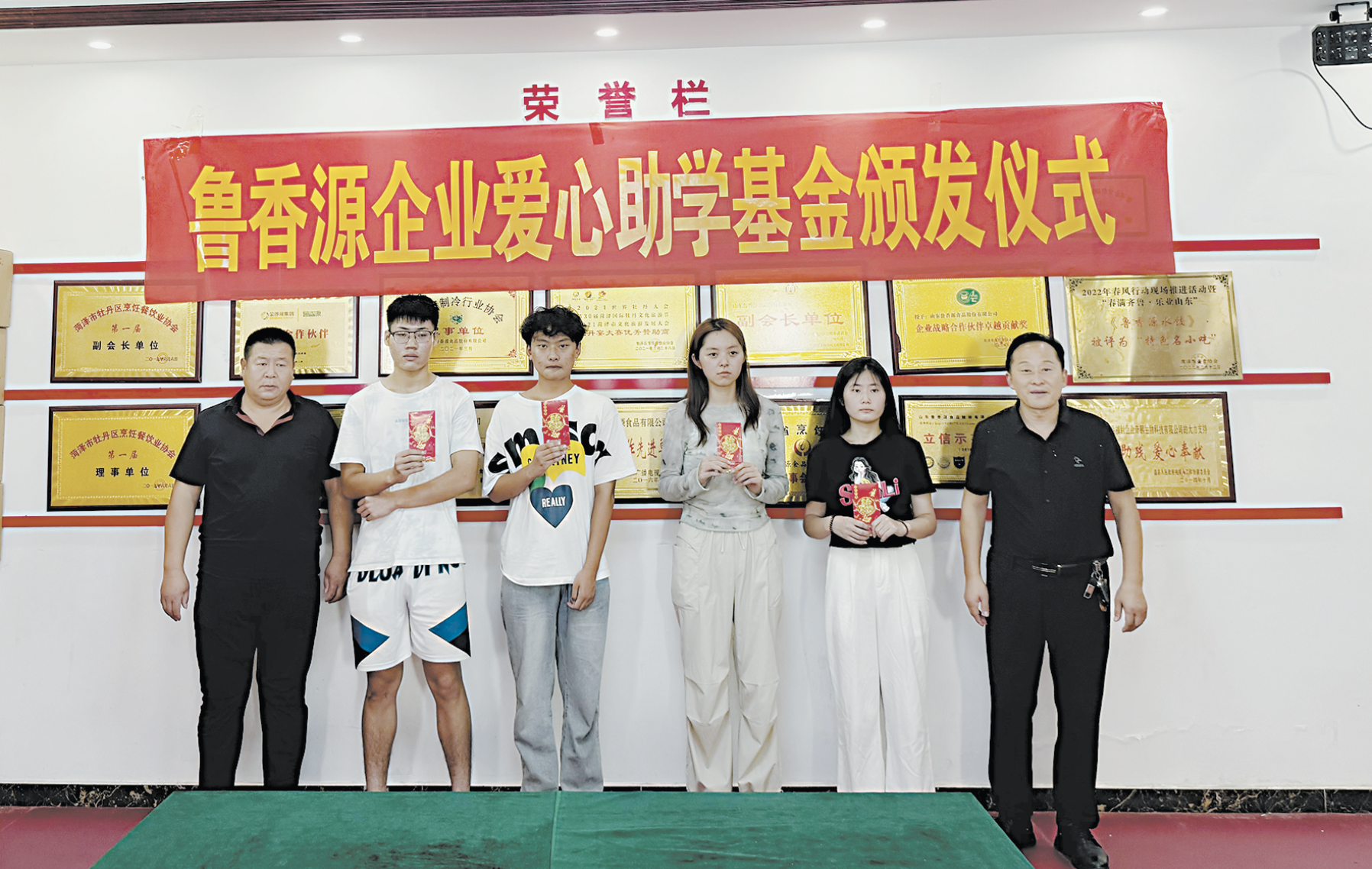 企業(yè)家愛(ài)心照亮鄉(xiāng)間路