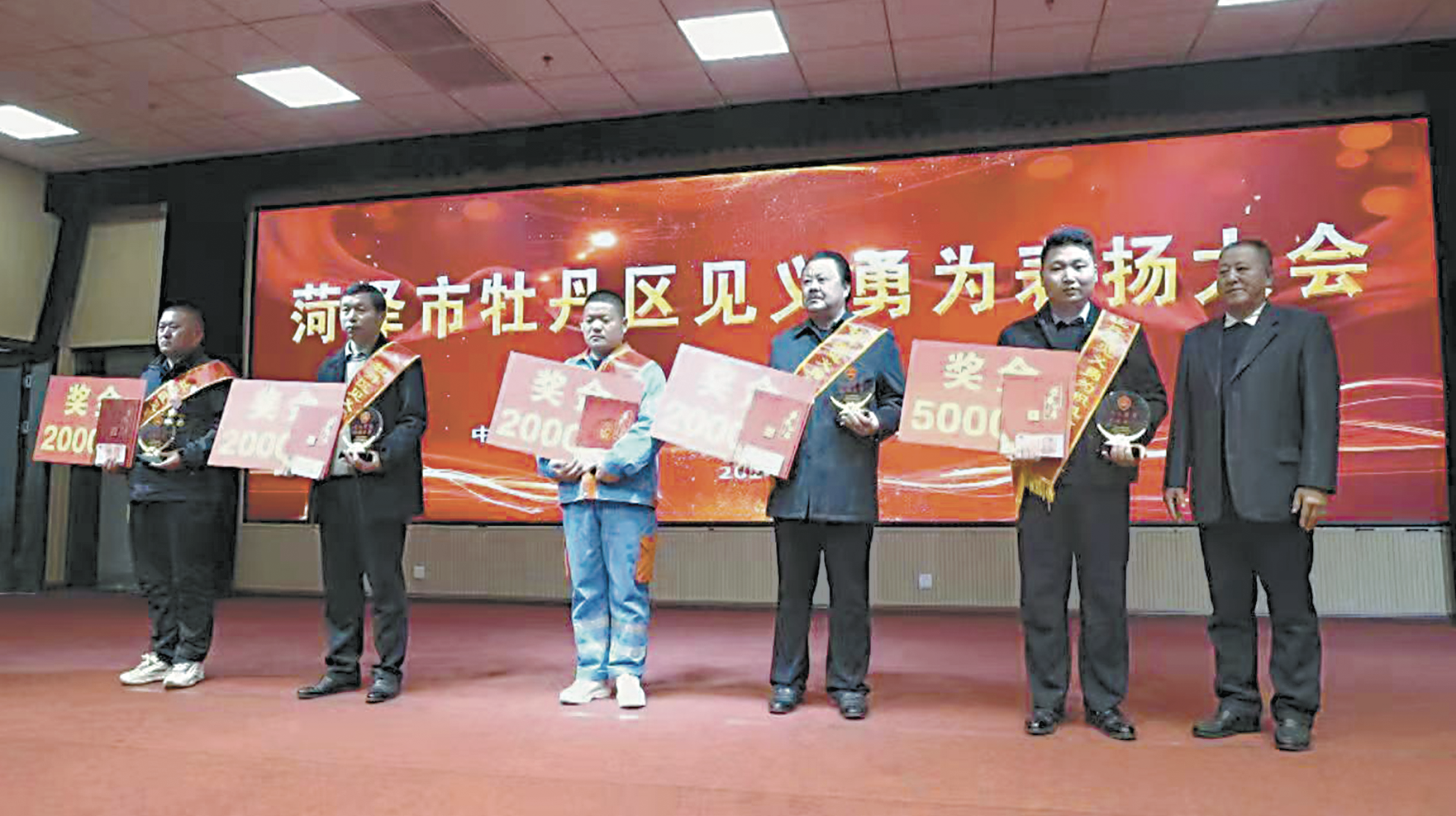 勇救落水女，他用行動傳遞正能量