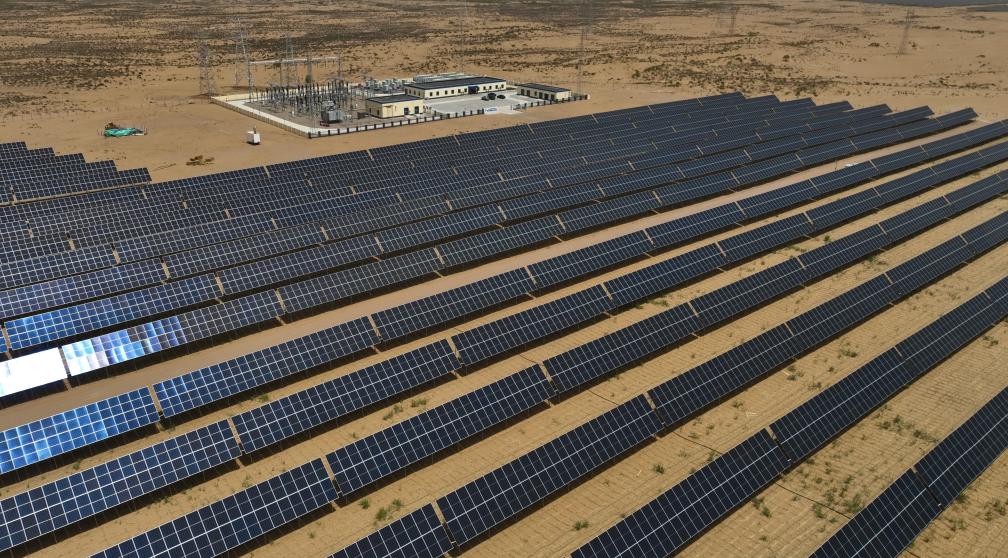 中國(guó)正用科技與創(chuàng)新將戈壁沙漠變?yōu)椤熬G電廠”