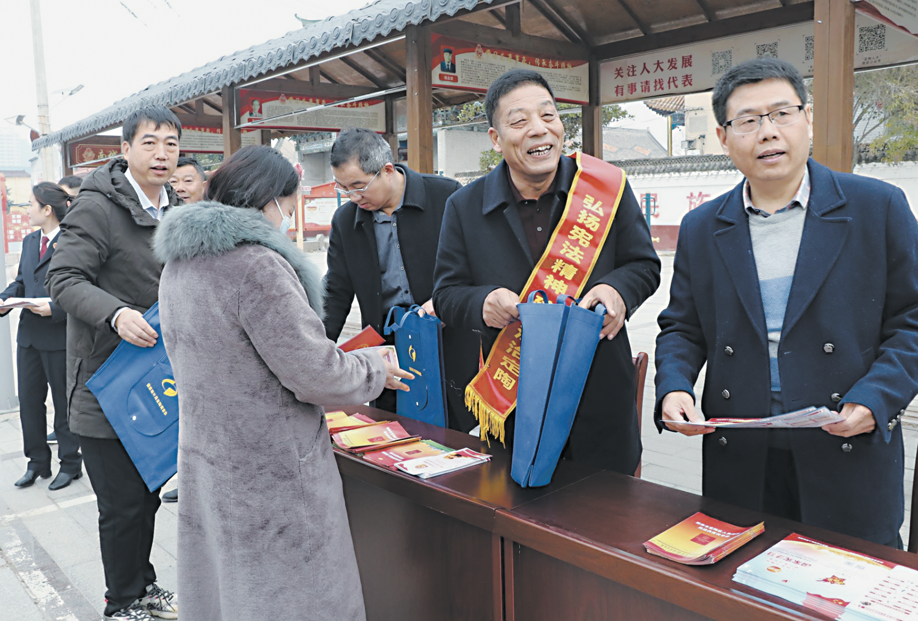 人大代表宣傳憲法