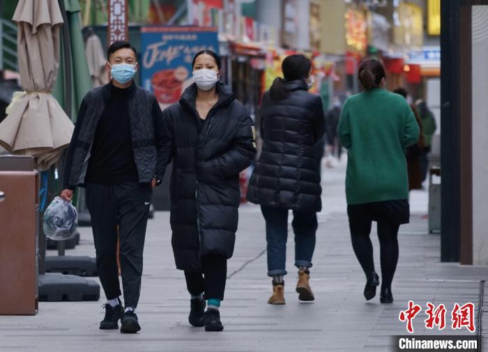 不斷漲價的羽絨服，把市場讓給了軍大衣？