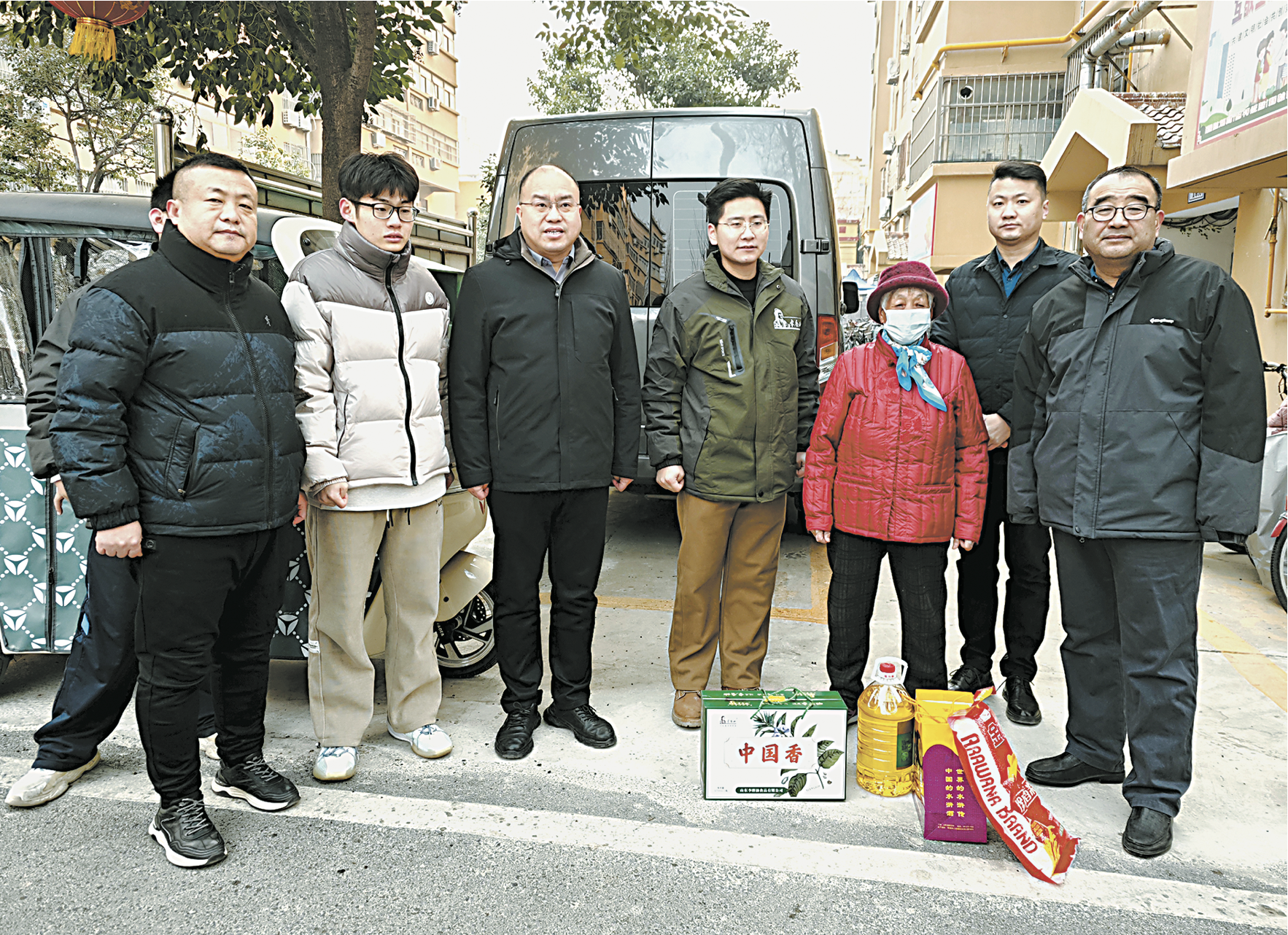 “愛心年貨”進家門，新春關懷暖人心