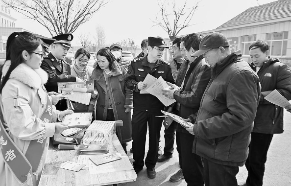 成武警方深入轄區(qū)開展春季禁種鏟毒宣傳活動(dòng)