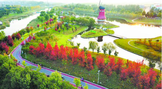 余暉灑鏡湖，層林染金秋